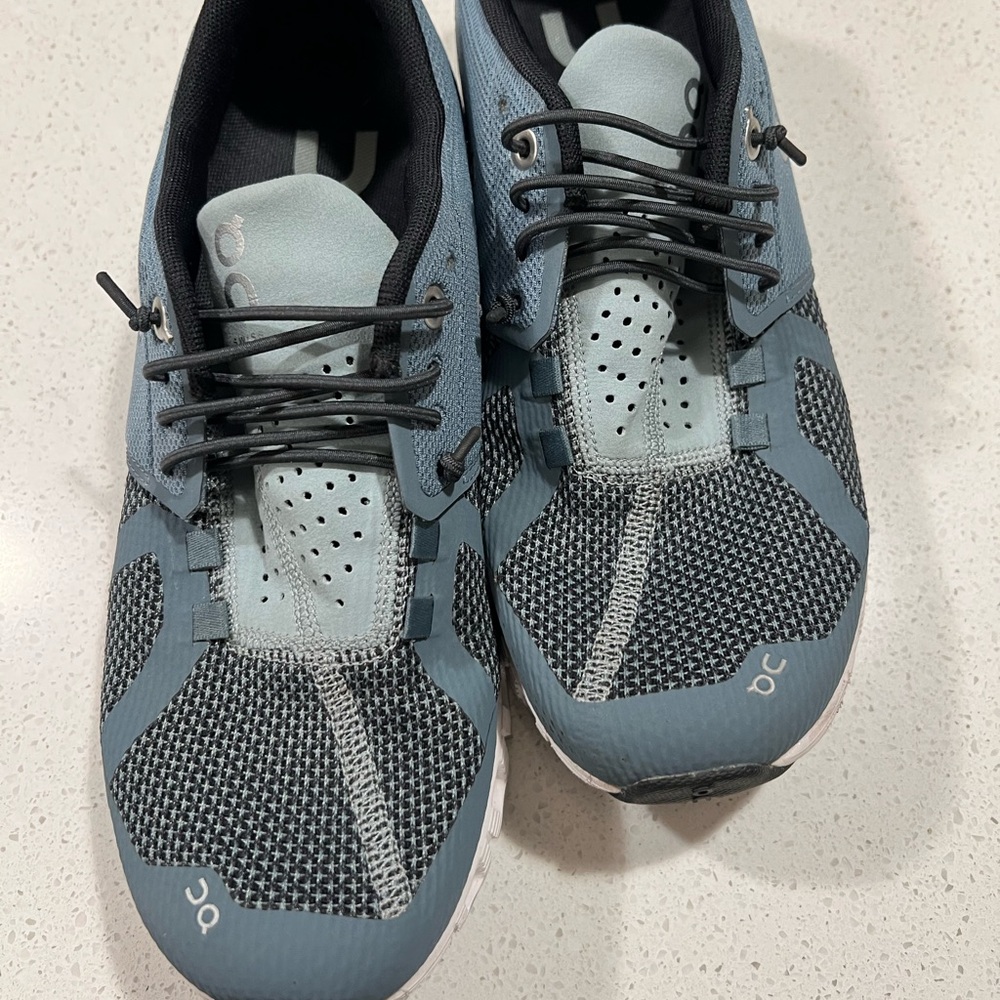 On Cloud women’s running shoes   7.5 blue/ grey athletic shoes.
